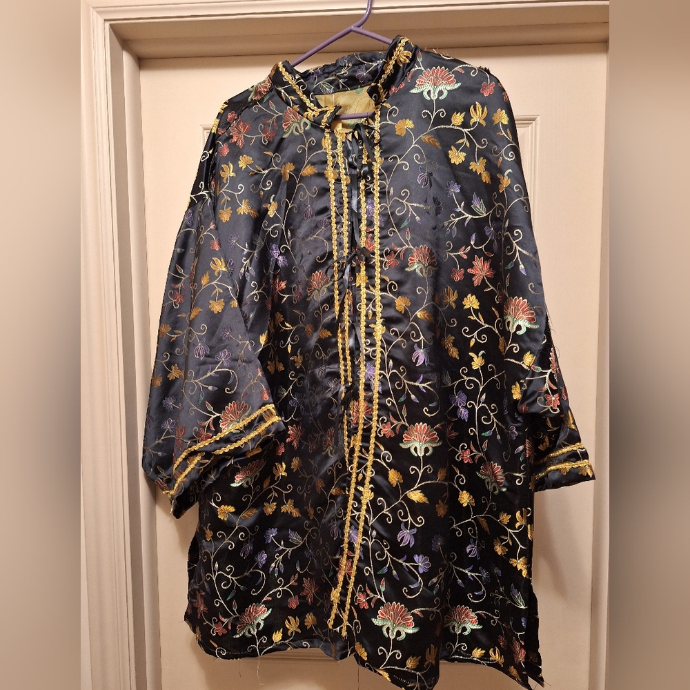 Elegant Classic Chinese Embrodiared robe.  Beautifully  Lined.